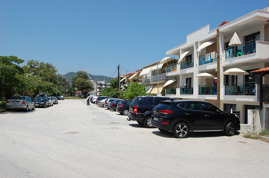Letovanje Grčka Sarti Holidays parking1