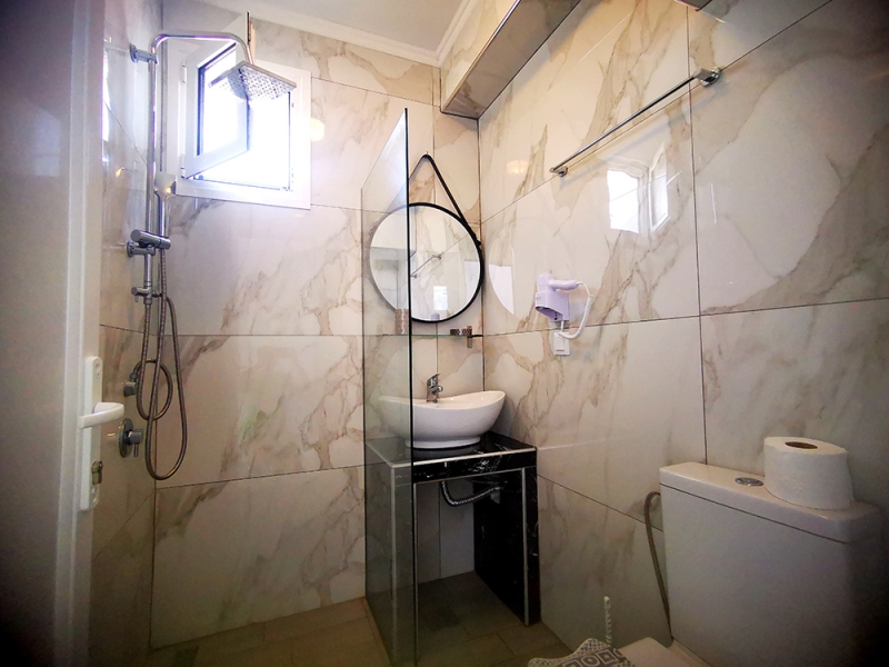 sarti vila ellinikon luxury apartments kupatilo