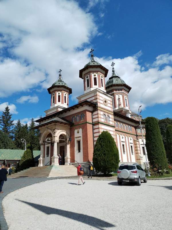 Manastir Sinaja Rumunija.jpg